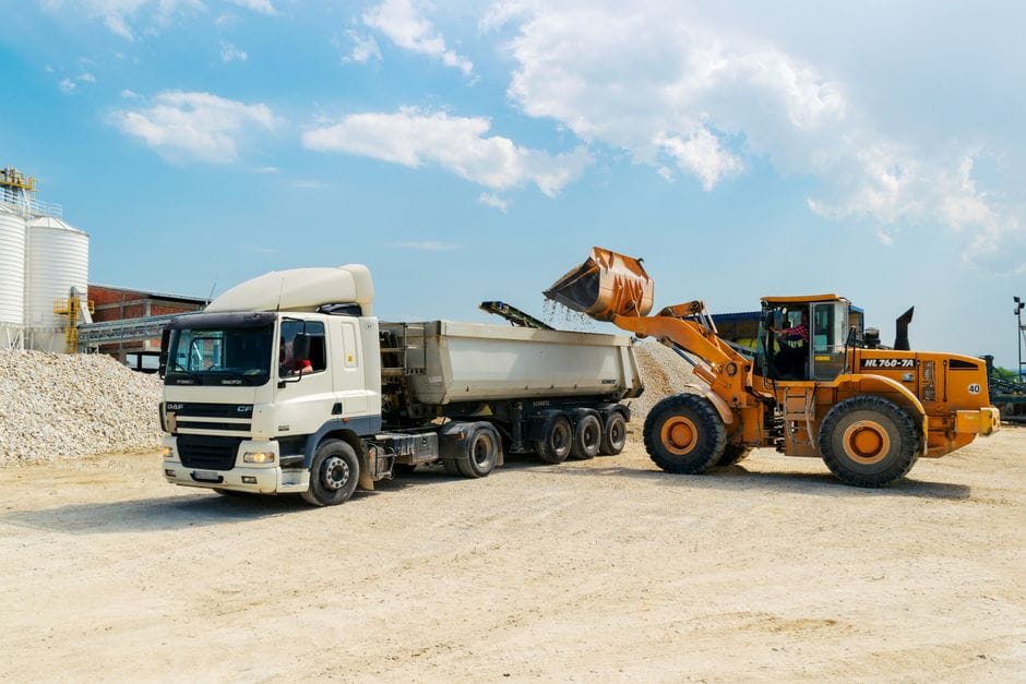 transport ciężki kruszywa prosto z kopalni na teren inwestycji