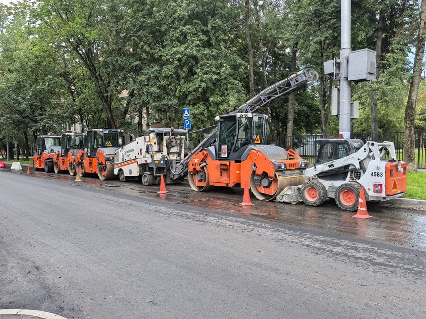 Widok na plac budowy drogi z wysypanym tłuczniem grubym jako warstwa nośna