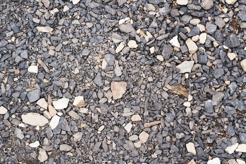 ciężarówka z kruszywem filtracyjnym przygotowana do rozładunku na placu budowy