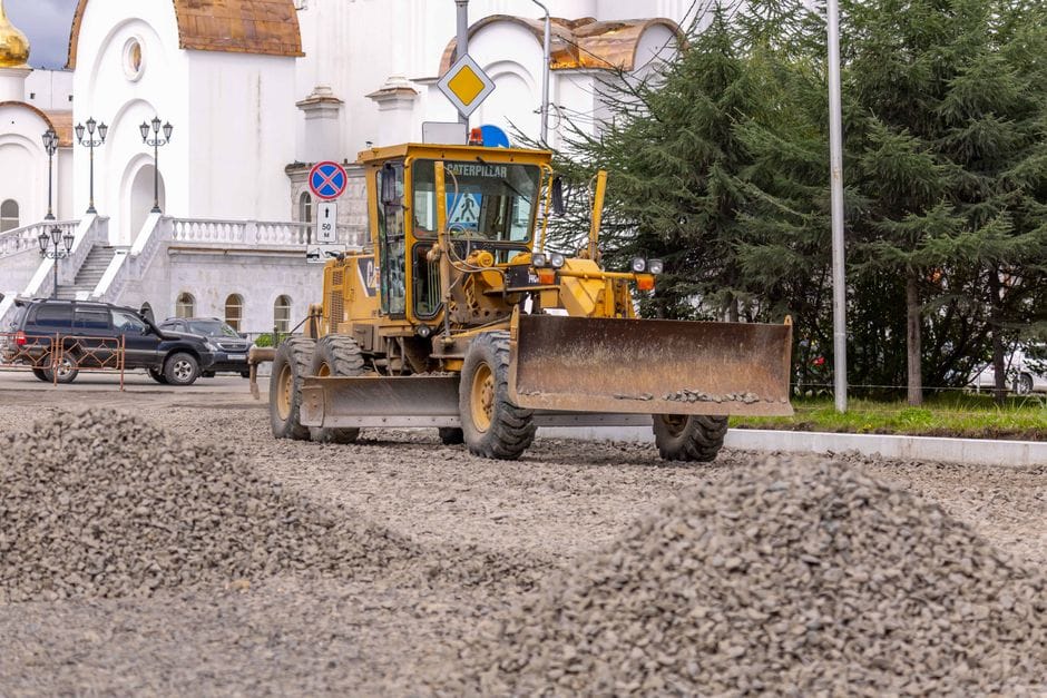 profesjonalne rozkładanie kruszywa drogowego przed etapem walcowania