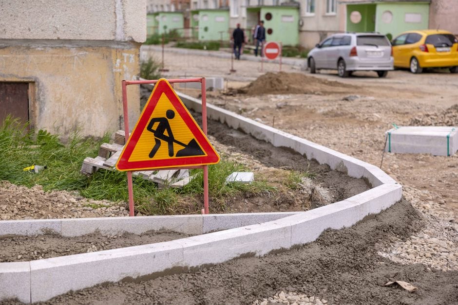 Profesjonalnie przygotowana podbudowa z tłucznia na placu budowy przed układaniem nawierzchni finalnej