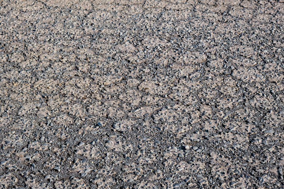 widok na przygotowaną podbudowę drogową przed położeniem warstw wierzchnich