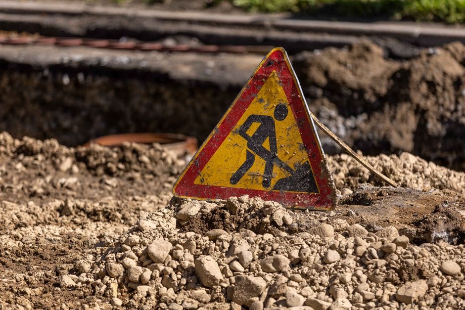 Widok na plac budowy, na którym przygotowywana jest stabilna podbudowa z kruszywa pod układanie płyt drogowych