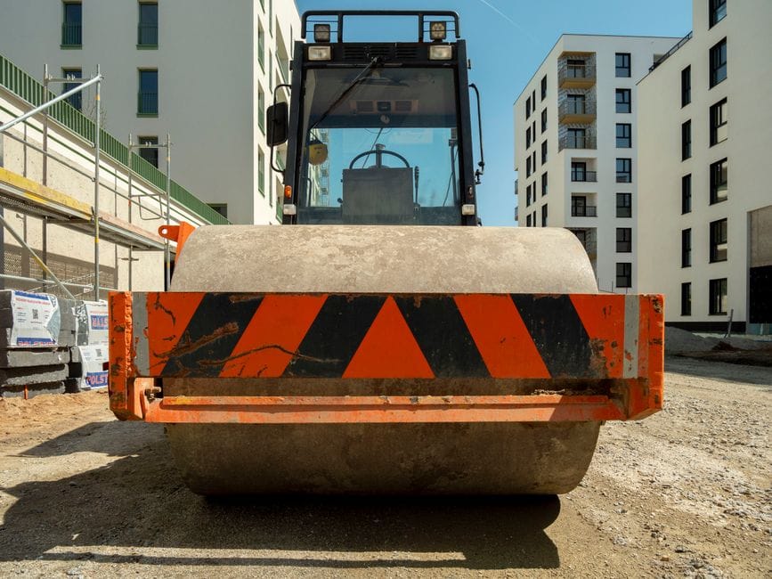 Widok na prawidłowo przygotowane podłoże drogi z rozłożoną geowłókniną