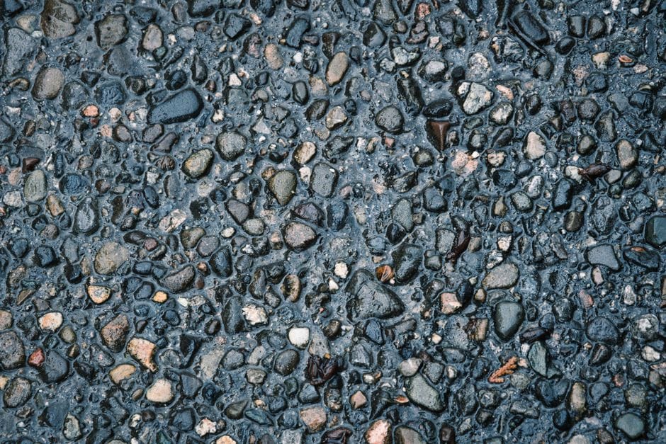 widok na przygotowaną podbudowę drogi z kruszywa łamanego