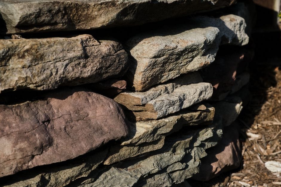 Wybór kruszywa przy tarasie i schodach dla trwałej architektury ogrodowej