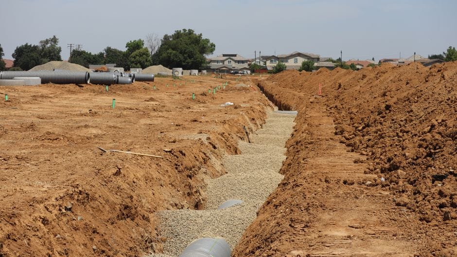 przekrój instalacji drenażowej z warstwą czystego żwiru wokół rury