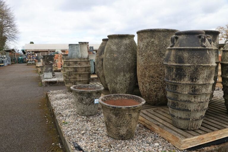 Przekrój przez dużą donicę ogrodową z wyraźnie zaznaczoną warstwą drenażową z kruszywa