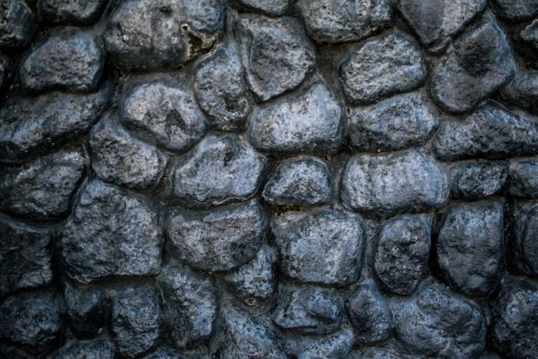 Zbliżenie na strukturę i barwę kamieni granitowych oraz bazaltowych wykorzystanych w nowoczesnym ogrodzeniu gabionowym